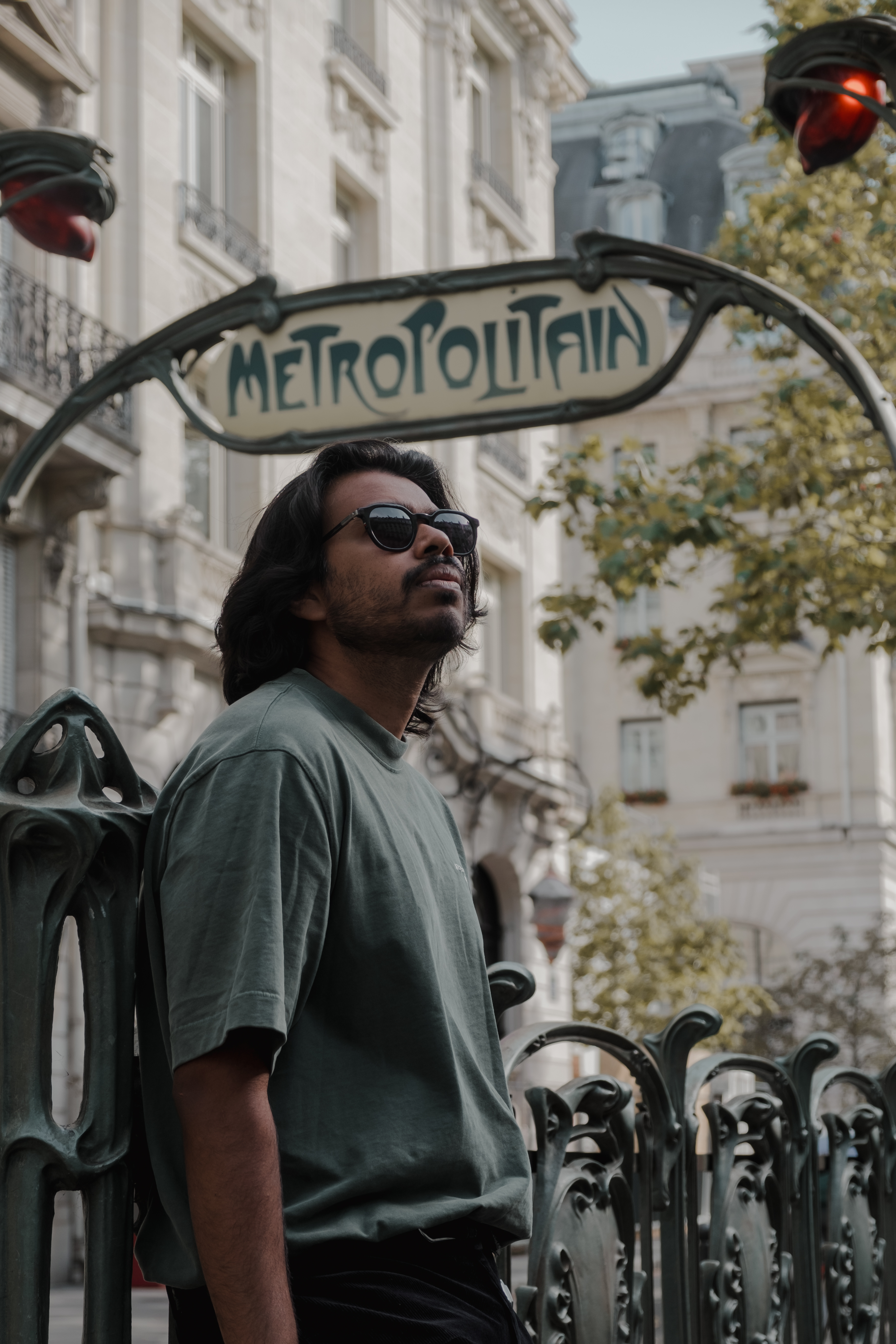 Portrait lifestyle au métro parisien
