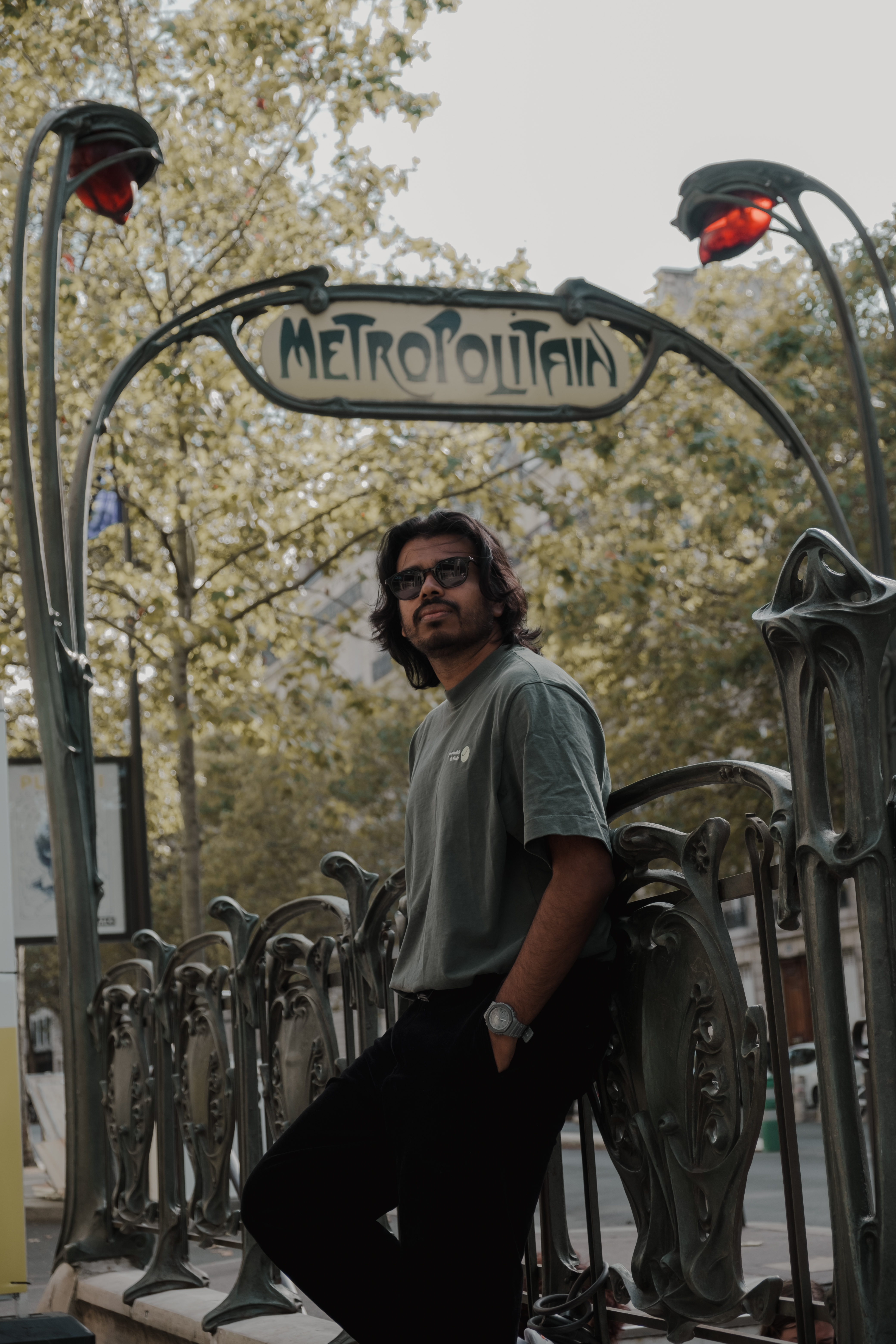 Portrait devant une entrée Métropolitain